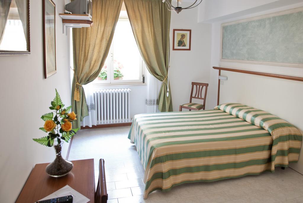 Hotel Vignola Assisi Bagian luar foto