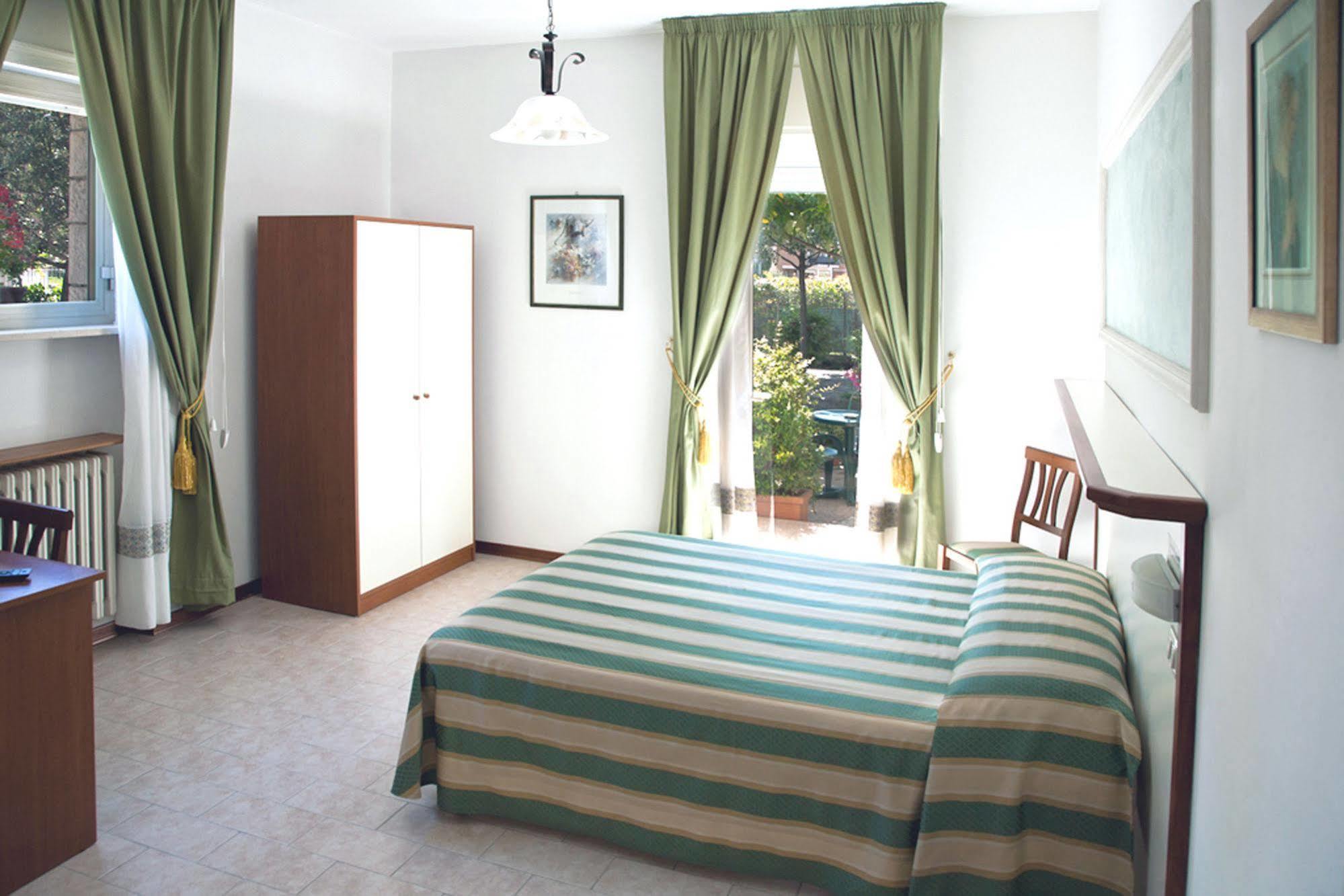 Hotel Vignola Assisi Bagian luar foto