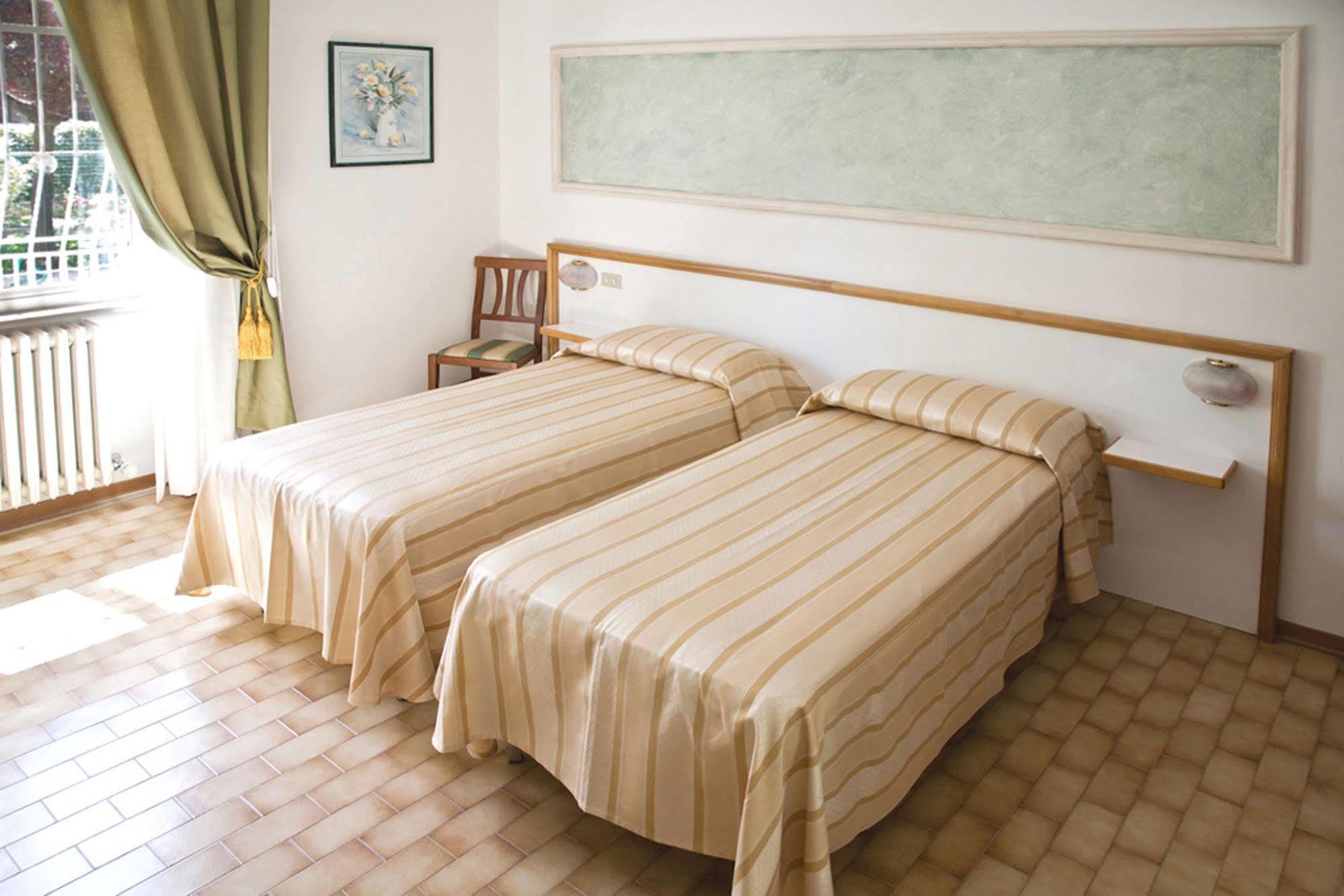 Hotel Vignola Assisi Bagian luar foto
