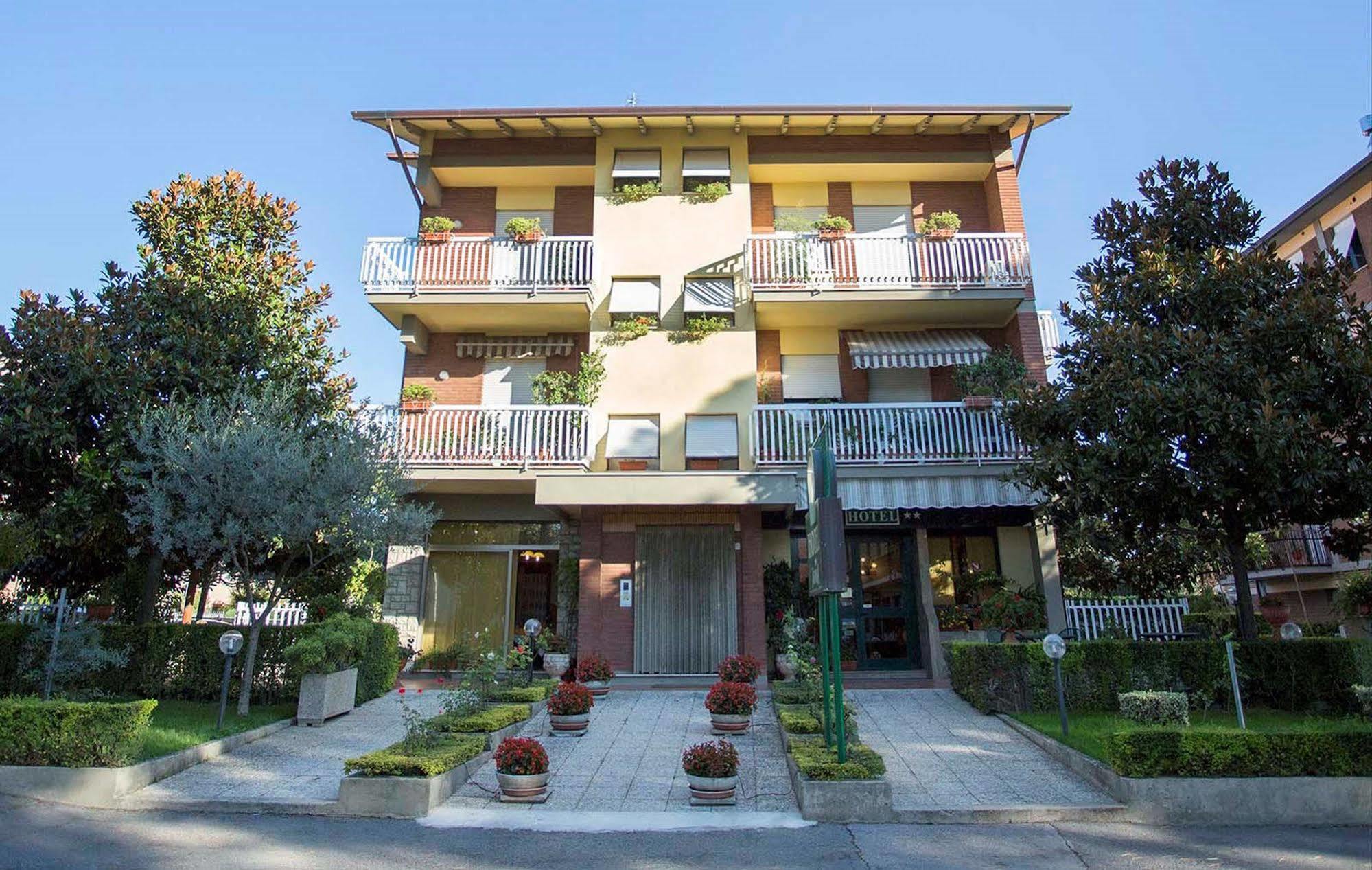 Hotel Vignola Assisi Bagian luar foto