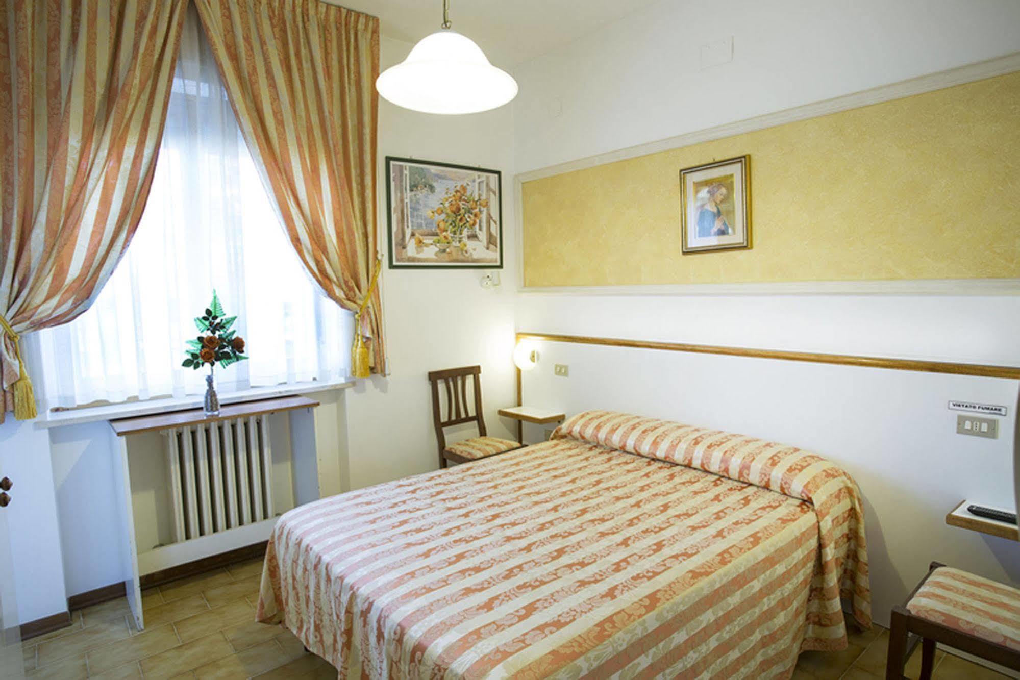 Hotel Vignola Assisi Bagian luar foto