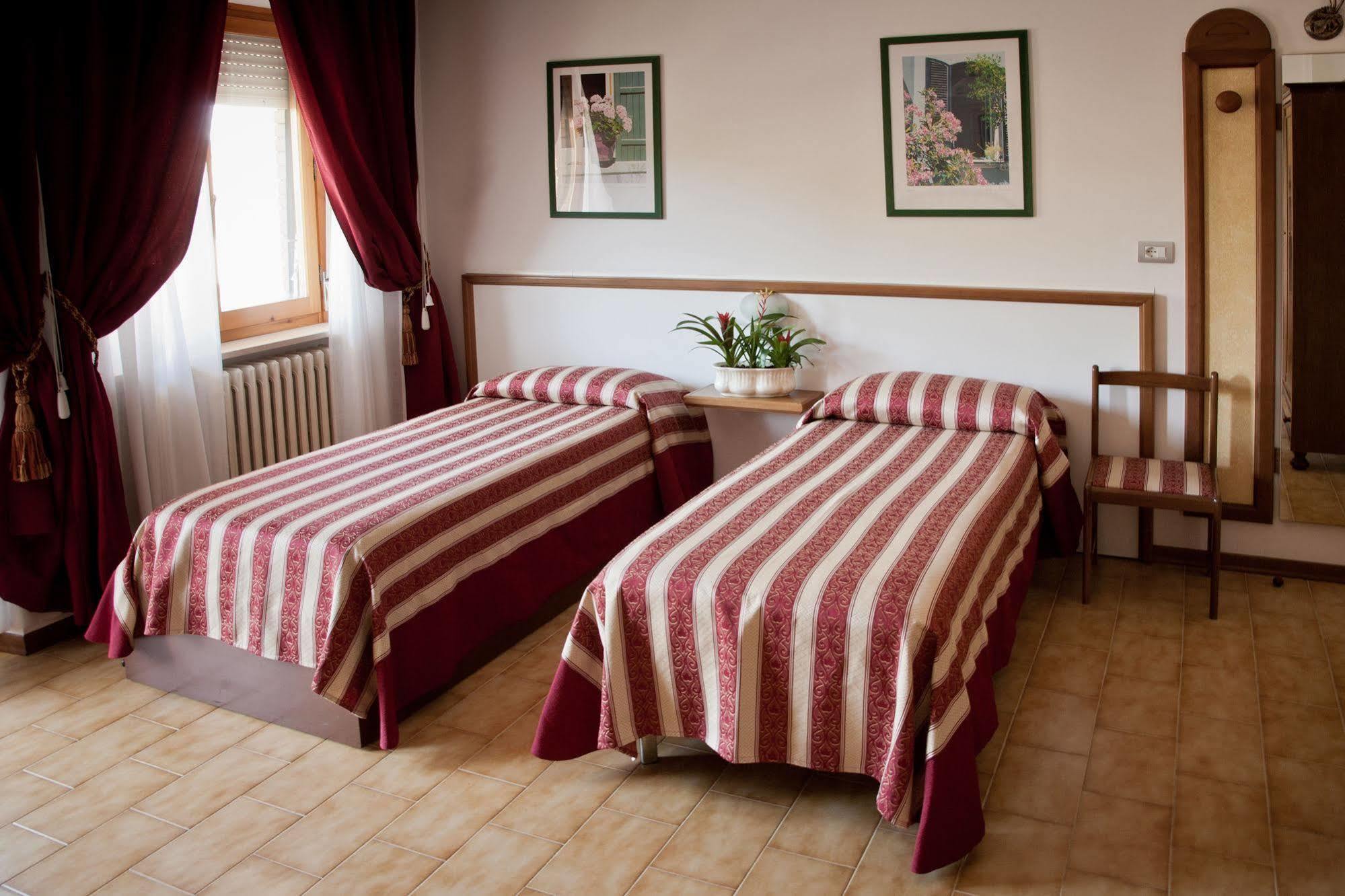 Hotel Vignola Assisi Bagian luar foto