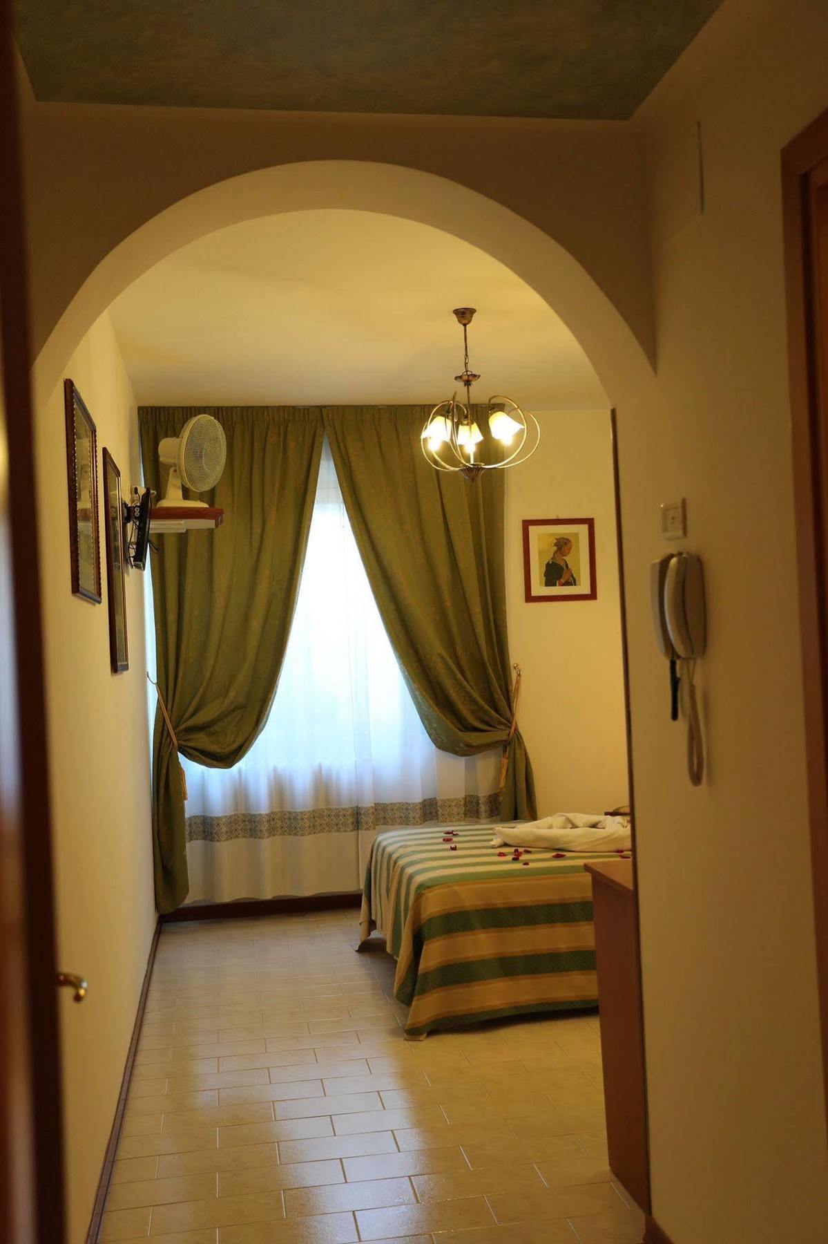 Hotel Vignola Assisi Bagian luar foto