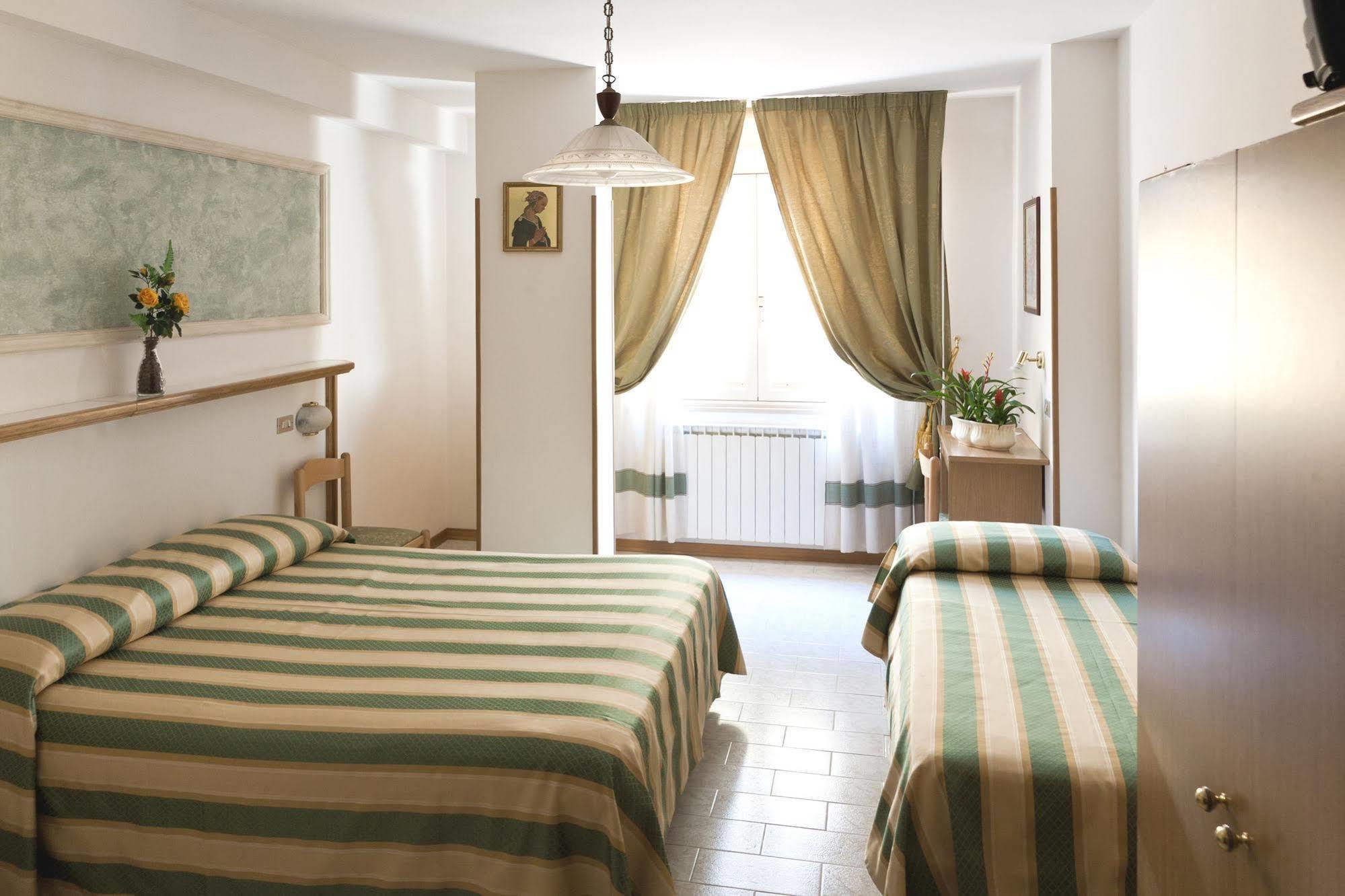 Hotel Vignola Assisi Bagian luar foto